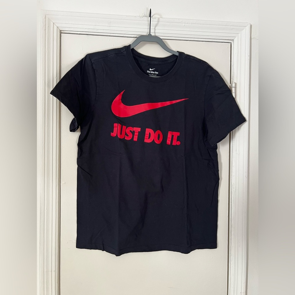 Nike Red and Black Short Sleeve T-Shirt
Size Large
